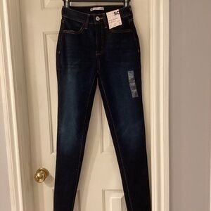 NWT SOHO High Rise curvy Jeans 1L